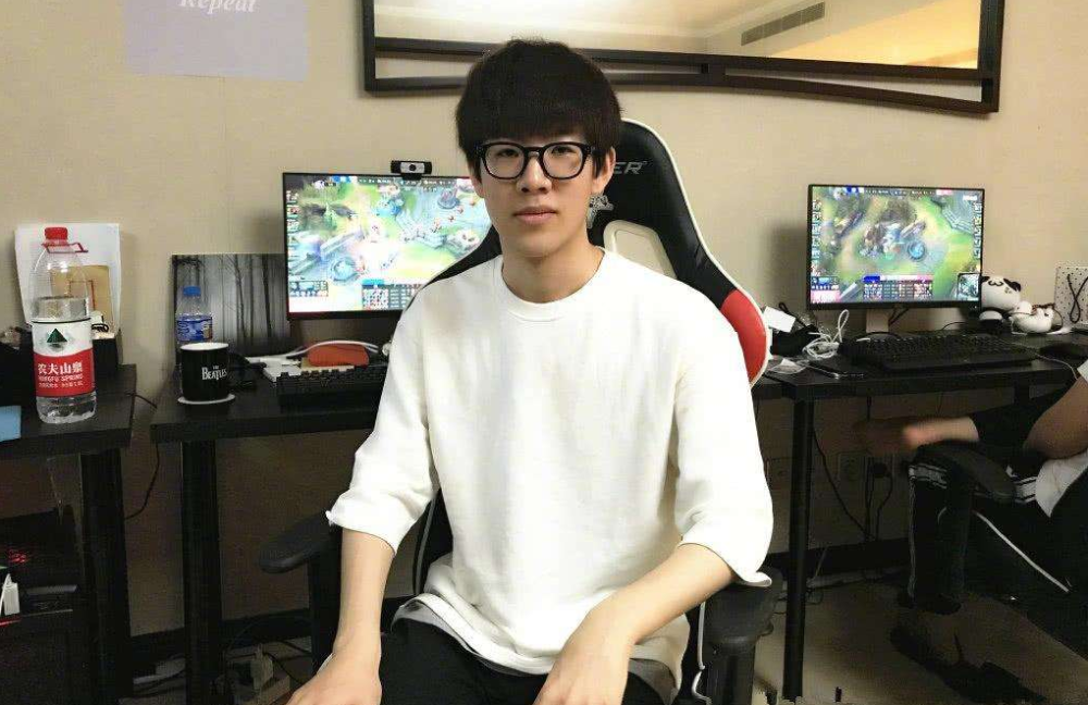 在今日凌晨的LCS常规赛中，TeamLiquid不敌CLGaming拿到赛季第10负
